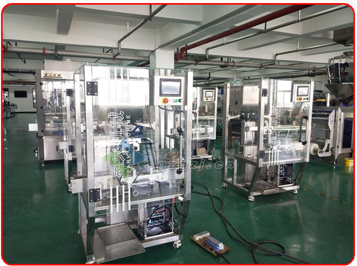 醬料灌裝機(jī)車間實(shí)拍