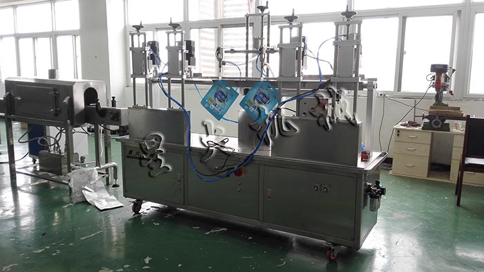 星火車間燒烤醬灌裝機(jī)|全自動(dòng)燒烤醬灌裝機(jī)展示一角