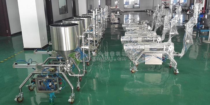 星火車間-麻辣醬灌裝機_蒜泥辣椒醬灌裝機_單頭瓶裝辣椒醬灌裝機展示一角